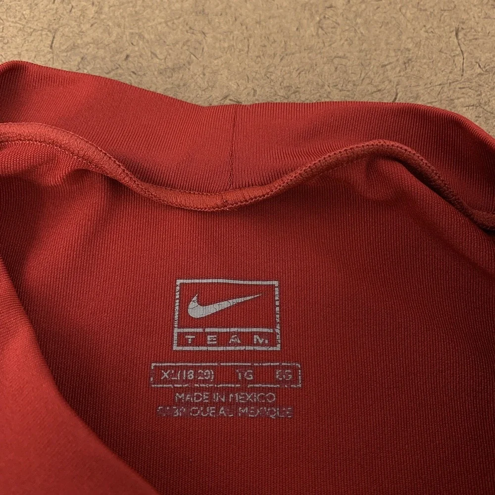 Nike‎ Team Boys Youth Size XL (18-20) Red Short Sleeve Fitted Athletic T-Shirt